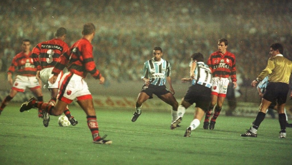Gols, confus&otilde;es e grandes personagens: Os seis mata-matas entre Flamengo e Gr&ecirc;mio na virada do s&eacute;culo