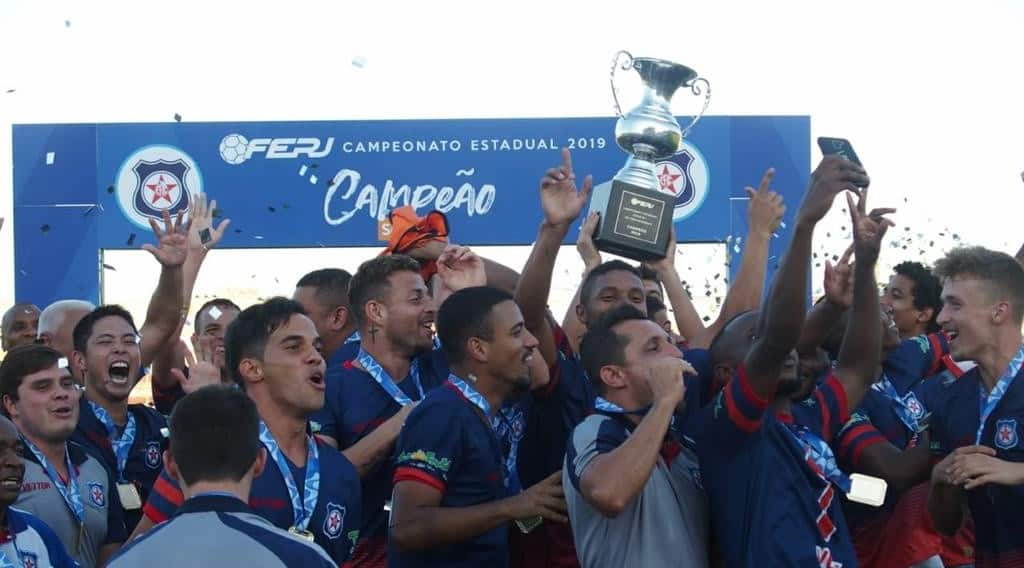 Treinado pelo m&iacute;tico Cad&atilde;o, o Friburguense viveu um s&aacute;bado de sol, pipa e t&iacute;tulo na segundona carioca