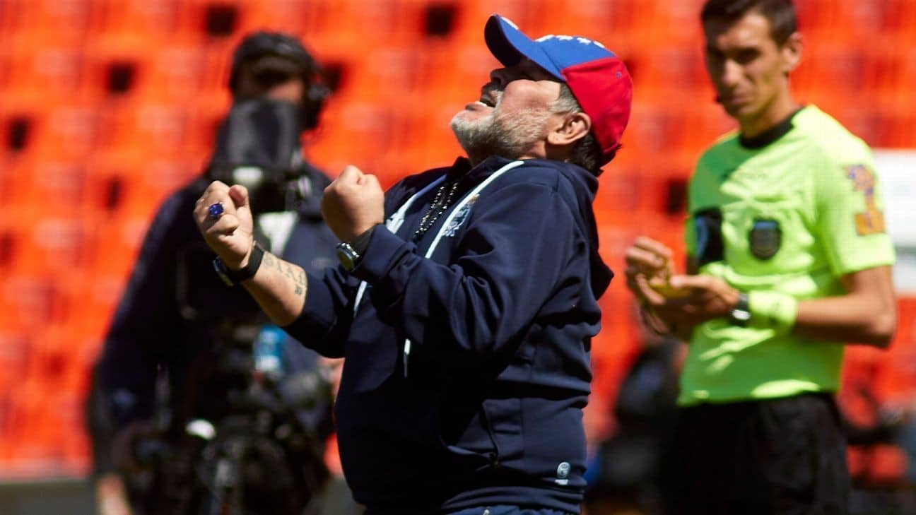 Ao mestre, com carinho: Primeira vit&oacute;ria de Maradona no Gimnasia teve dois belos gols de falta