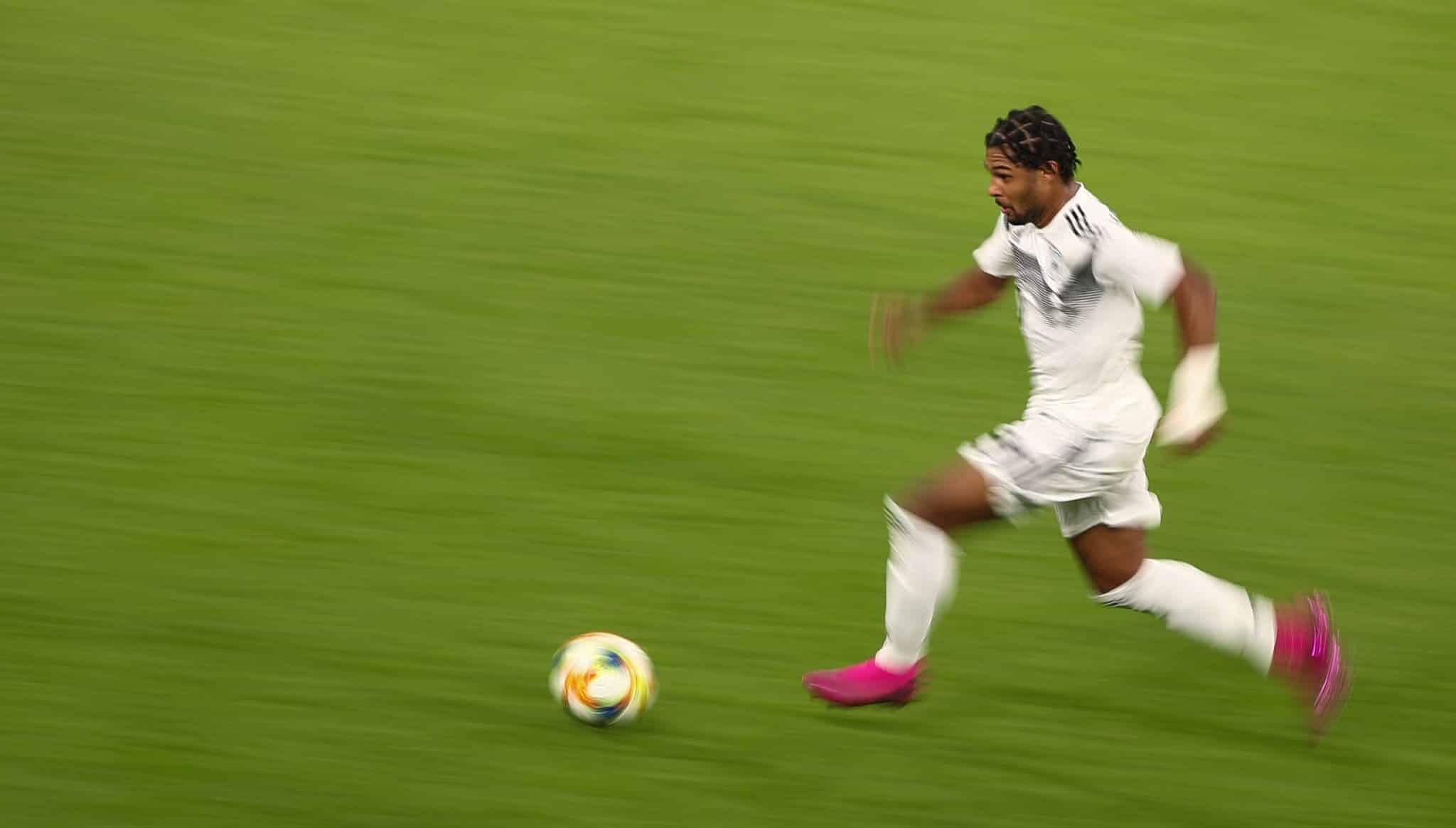 Gnabry: &ldquo;Somos tratados como fracos quando revelamos nossos sentimentos, os jogadores deveriam se abrir mais&rdquo;
