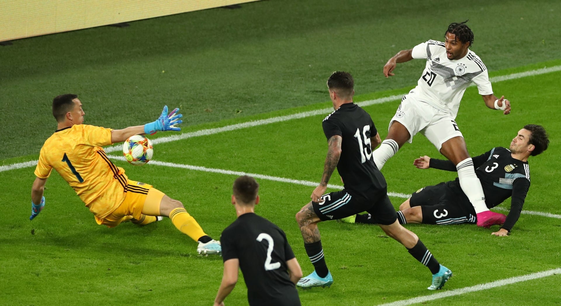 Cheias de garotos, Alemanha e Argentina fizeram um amistoso bem animado, que terminou com o empate em 2 a 2