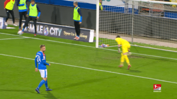 Bizarro é pouco: A ingenuidade de um reserva transformou este chute para fora em pênalti na Alemanha