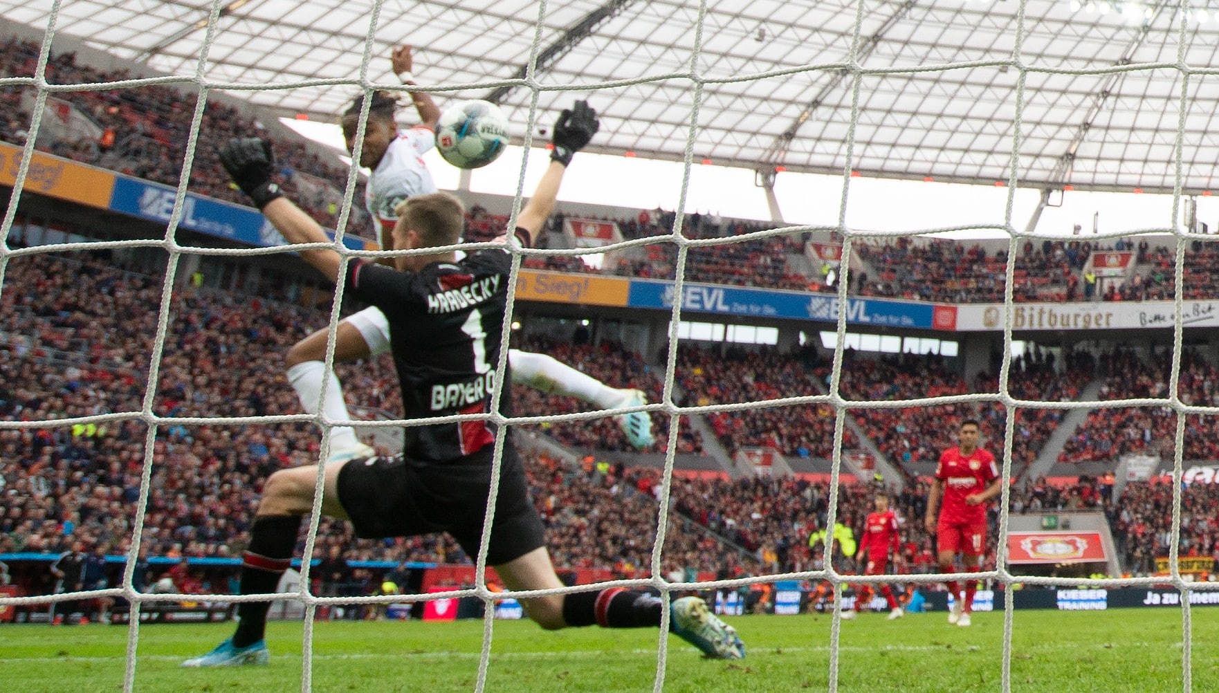 A Bundesliga fechou o s&aacute;bado com cinco times igualados no topo da tabela com 14 pontos