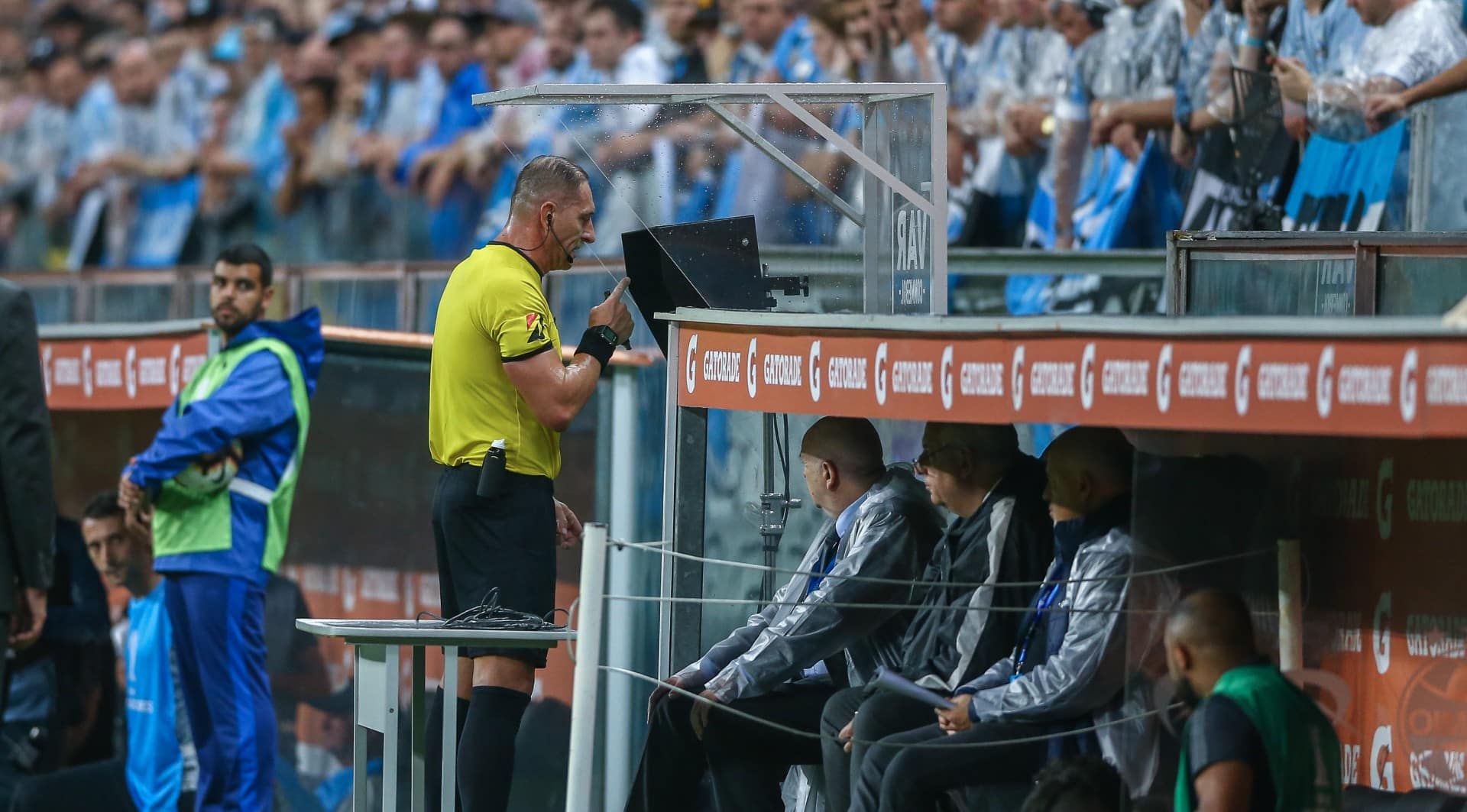 O que os &aacute;rbitros conversaram nas revis&otilde;es do VAR em Gr&ecirc;mio x Flamengo? A Conmebol divulgou os v&iacute;deos