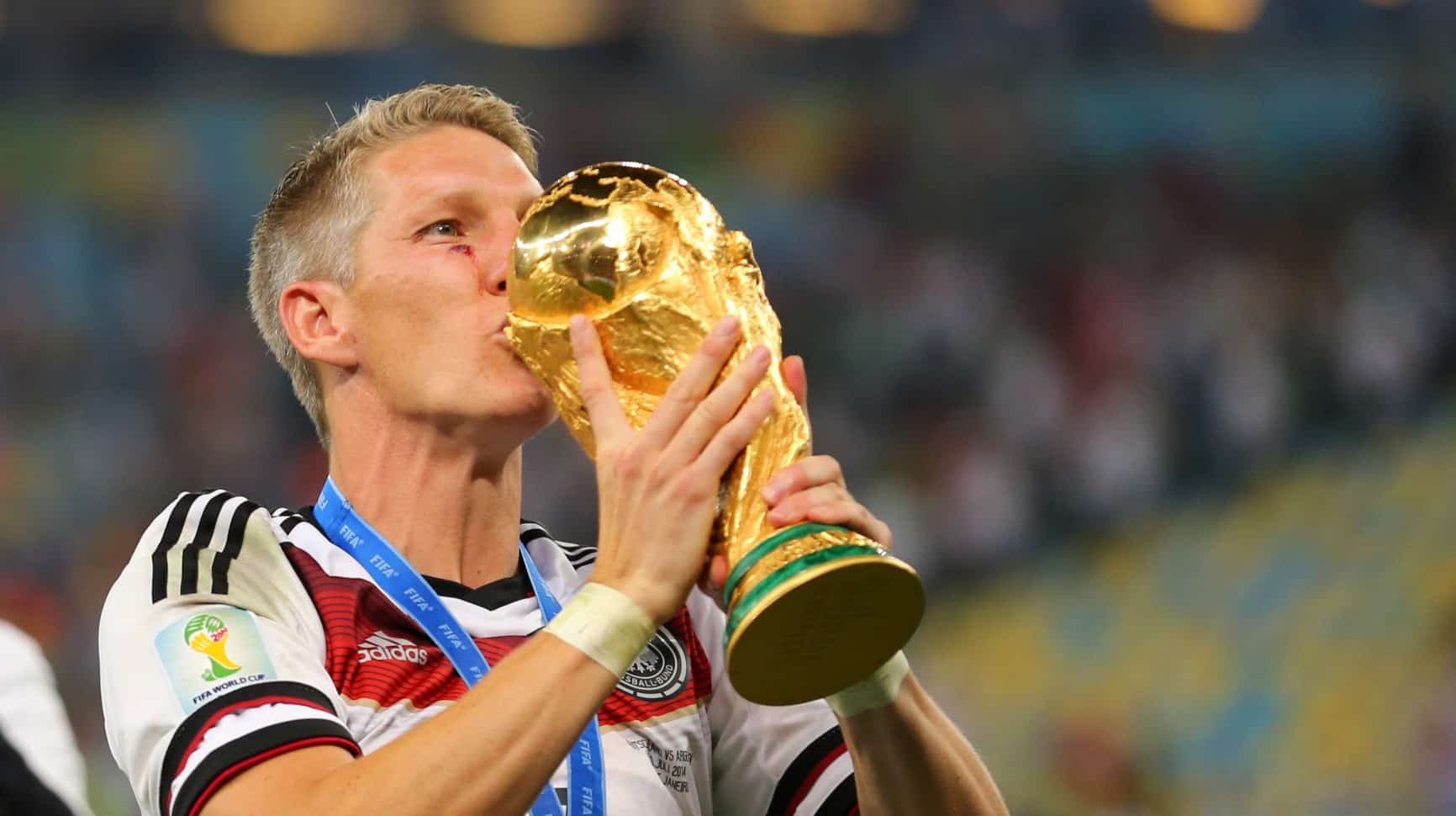 Schweinsteiger encerra a hist&oacute;ria de um super-her&oacute;i do futebol: foi uma honra testemunhar suas reden&ccedil;&otilde;es