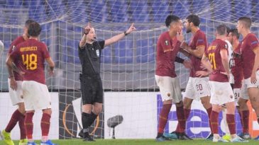 Após marcação de pênalti absurdo, árbitro admite o erro e até pede desculpas à Roma