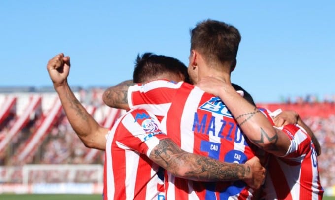 Diante do momento hist&oacute;rico, o cl&aacute;ssico santafesino teve um clima trepidante e viu o Uni&oacute;n bater o Col&oacute;n