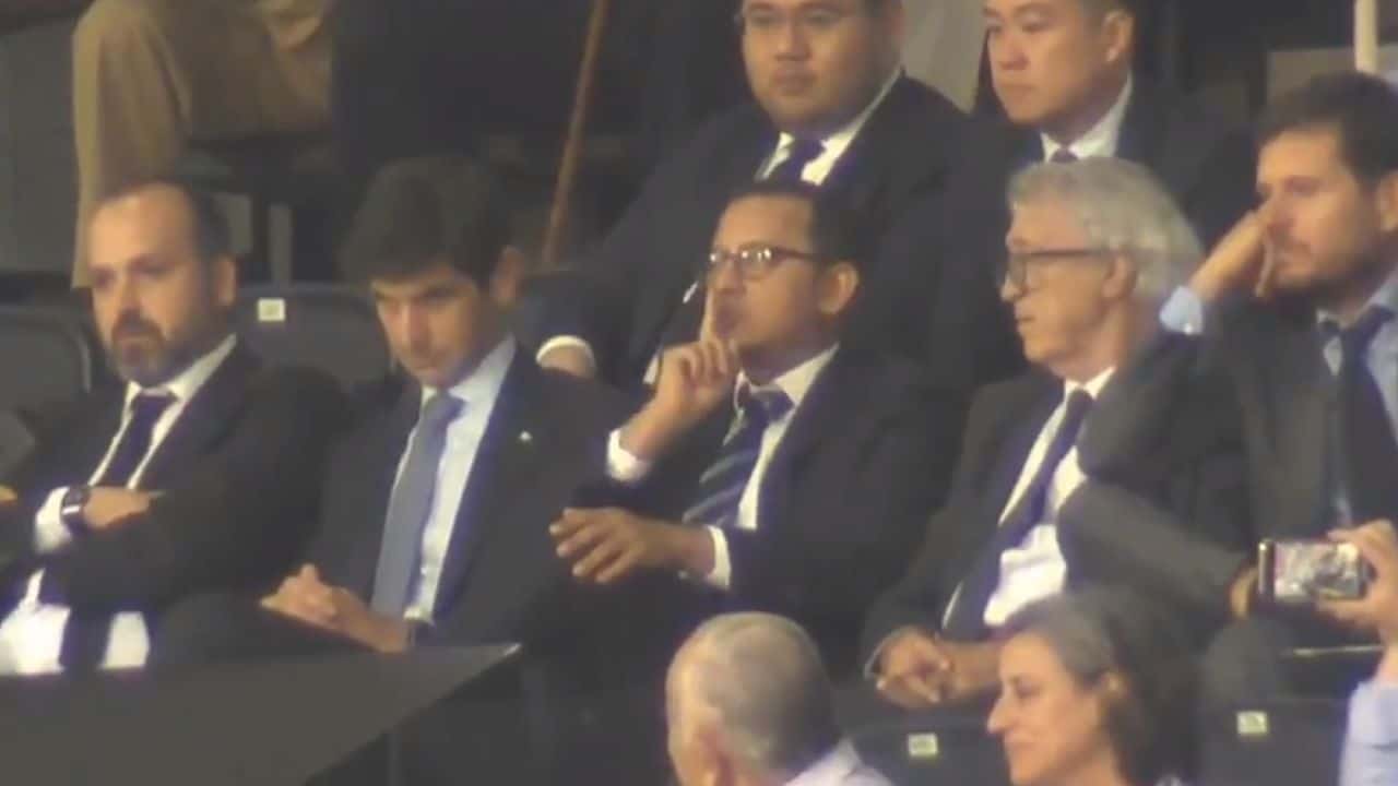 Pedindo sil&ecirc;ncio &agrave; pr&oacute;pria torcida, o presidente do Valencia escancarou a falta de di&aacute;logo ao redor do clube