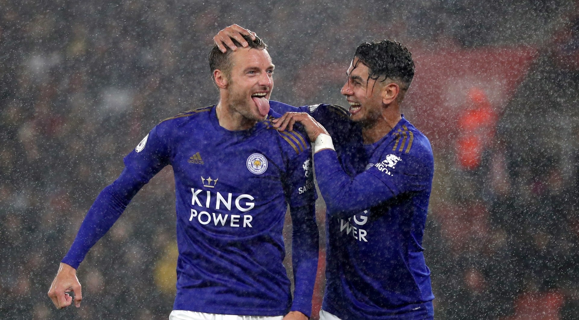 O Leicester teve sede de hist&oacute;ria: amassou o Southampton por 9 a 0 e igualou o recorde de gols da Premier League
