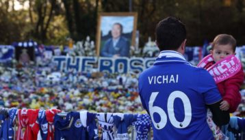 É difícil segurar a emoção neste vídeo sobre o carinho da torcida do Leicester ao seu falecido dono