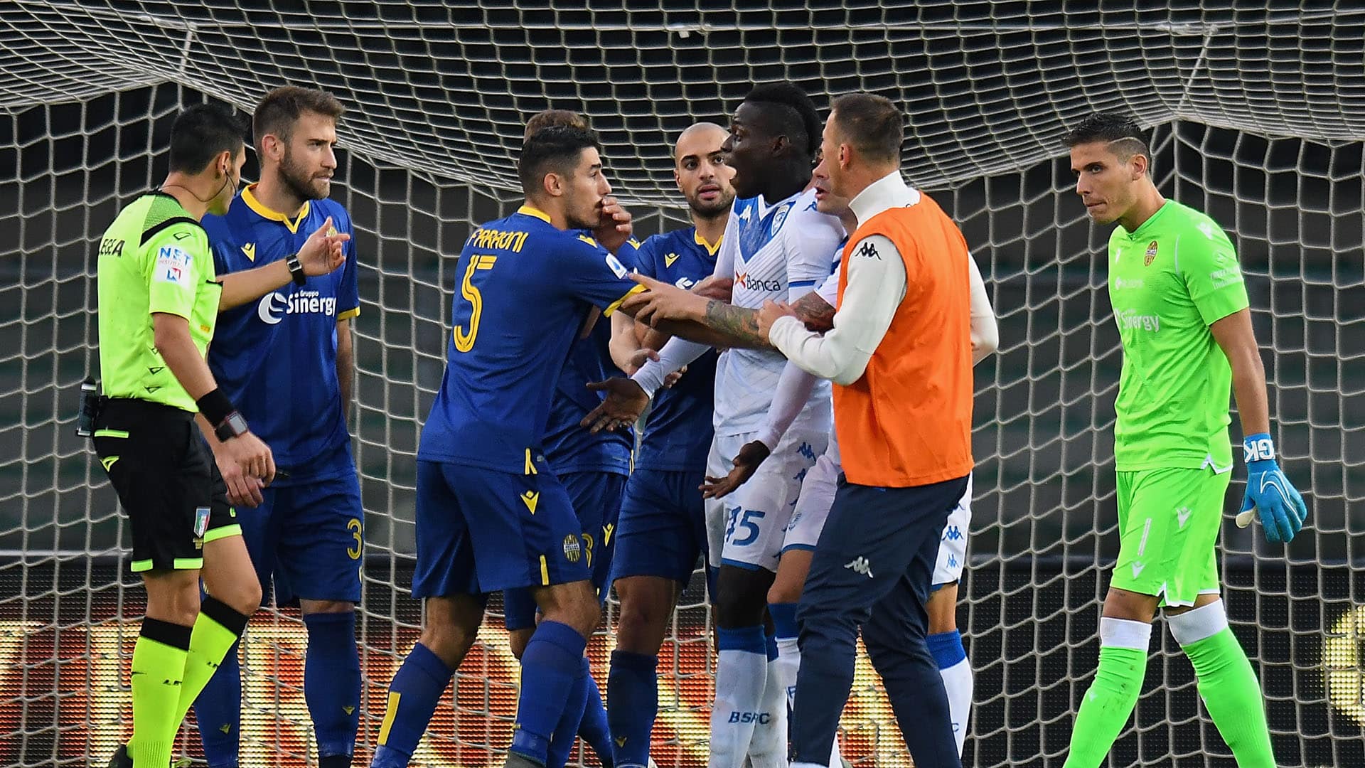 Racista que insultou Balotelli em Verona &eacute; proibido de frequentar est&aacute;dios por cinco anos