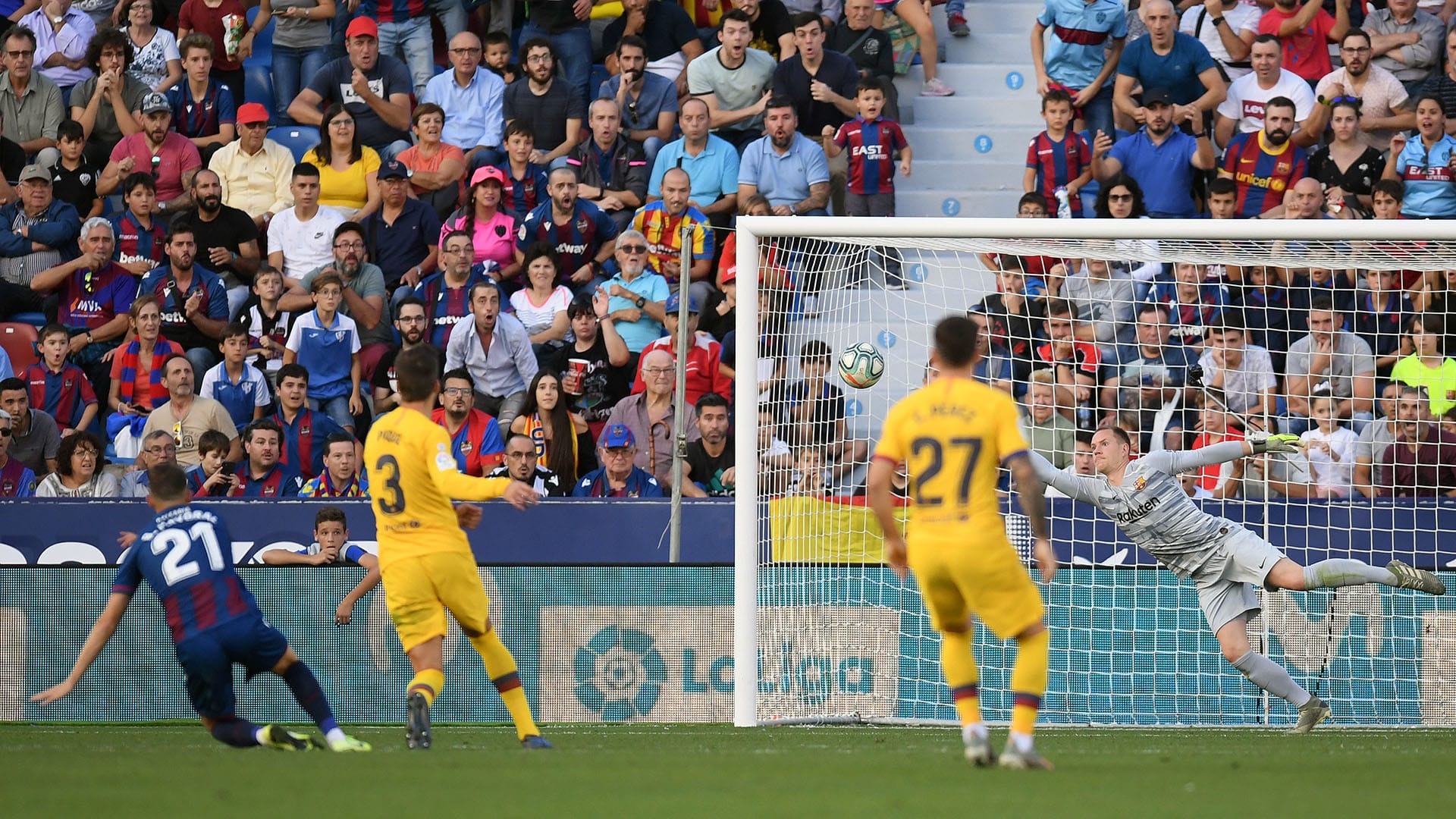 Nem Messi salva: com tr&ecirc;s gols em sete minutos, Levante vira e derrota o Barcelona