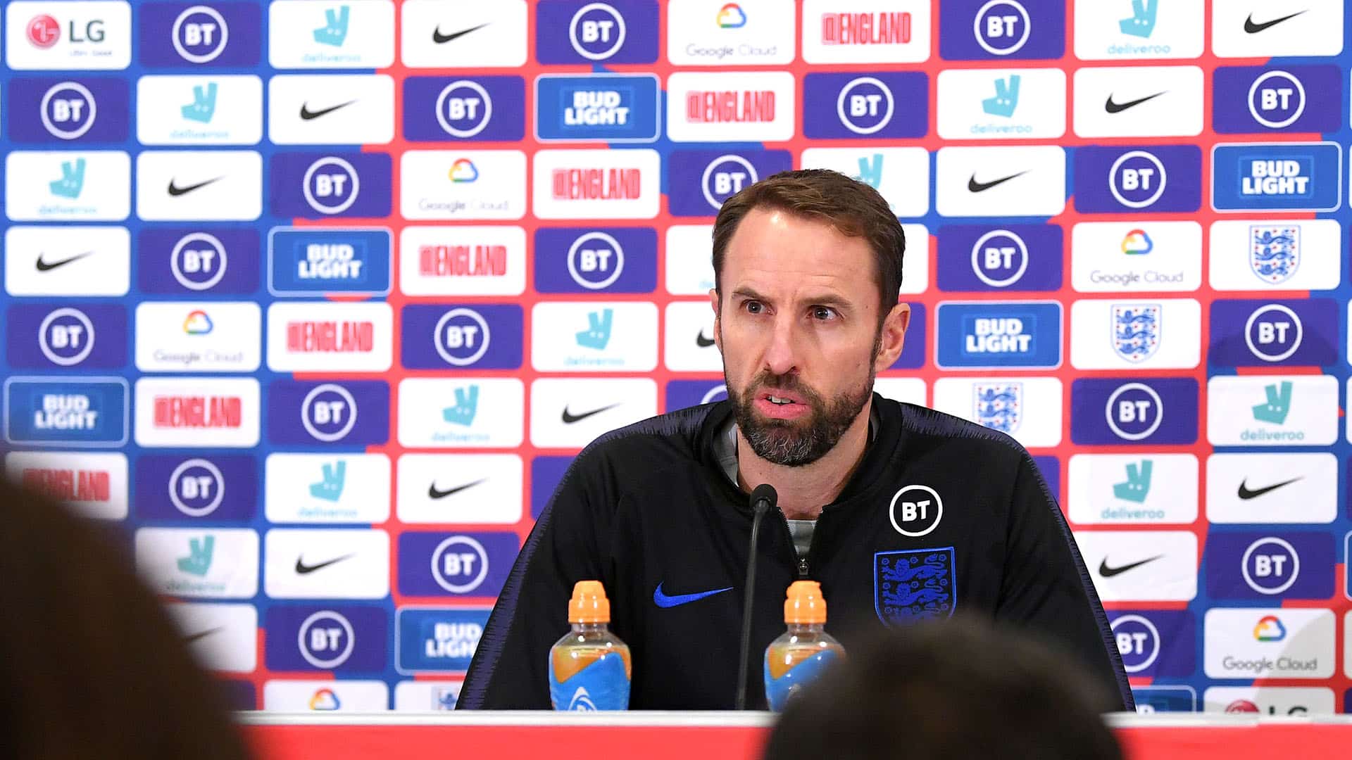 Southgate critica protocolo &ldquo;inaceit&aacute;vel&rdquo; da Uefa contra o racismo: &ldquo;D&atilde;o dois passes livres para as pessoas&rdquo;