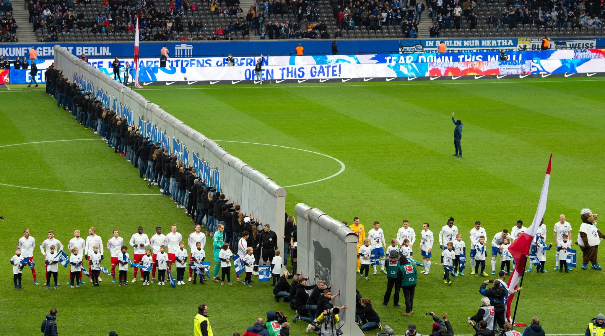 O Hertha recriou o Muro de Berlim dentro de campo para celebrar os 30 anos de sua queda