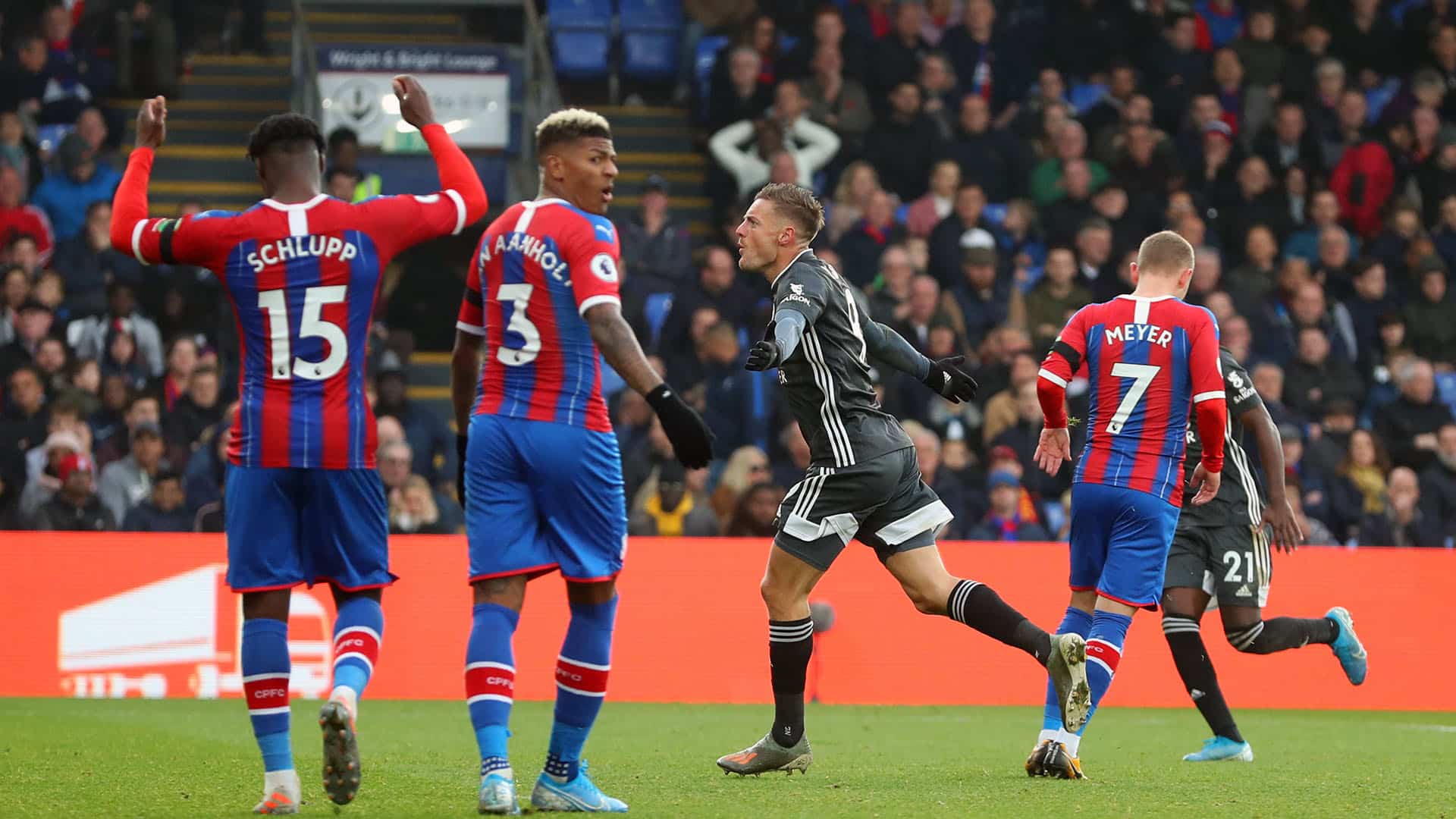 Abram alas para o goleador: gol de Vardy d&aacute; vit&oacute;ria ao Leicester e artilharia ao centroavante