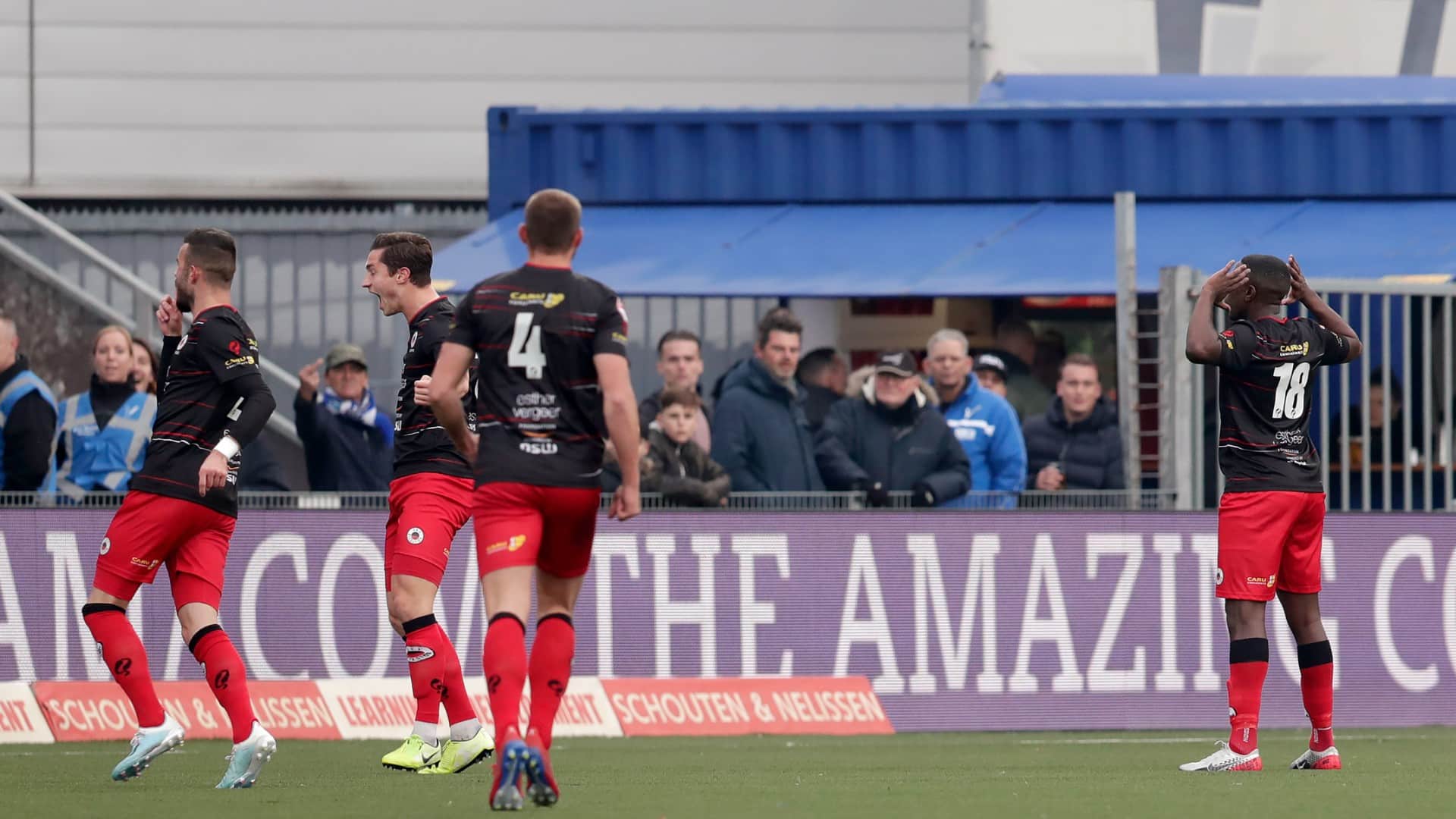 T&atilde;o grave quanto o racismo de seus torcedores &eacute; a nega&ccedil;&atilde;o do Den Bosch