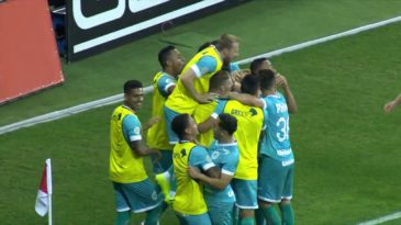 Michael fez fila antes de anotar um golaço na vitória do Goiás contra o Internacional