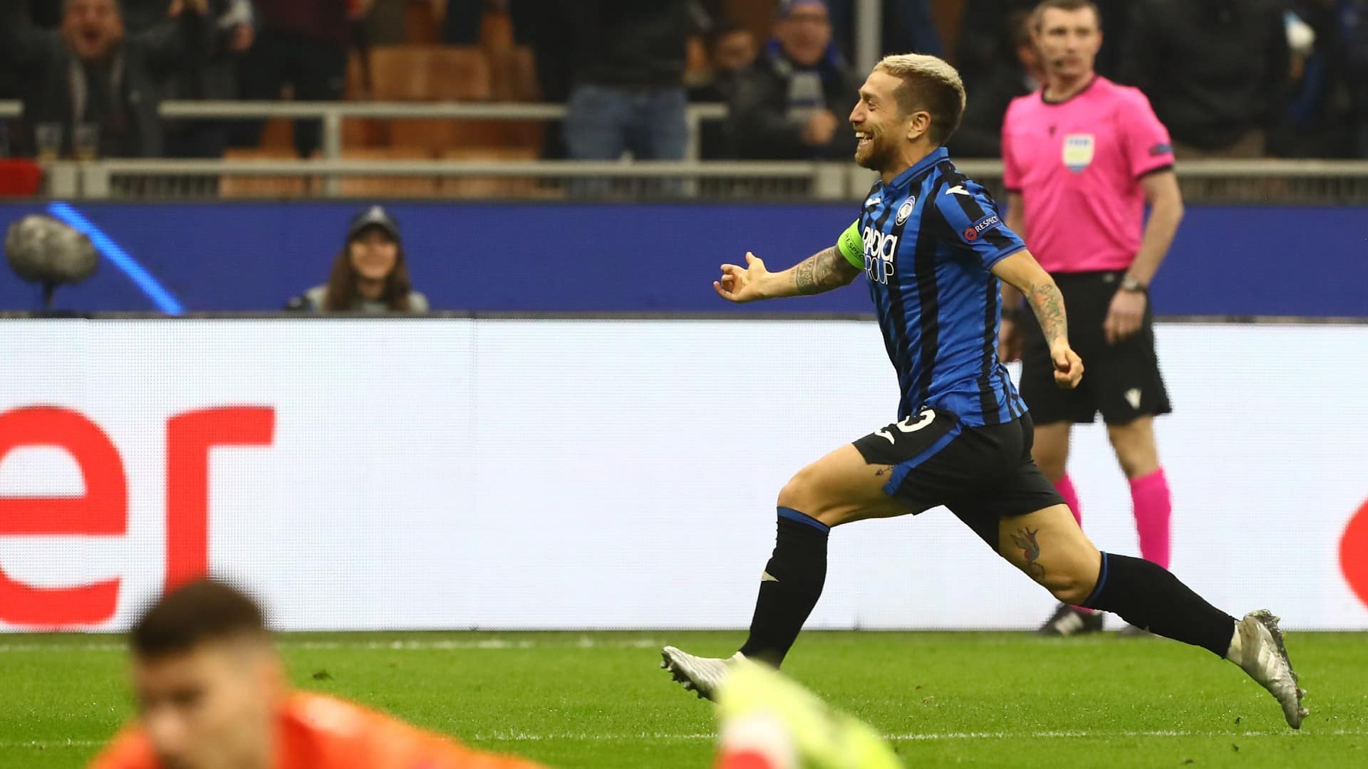 Com caneta e um chuta&ccedil;o, Papu G&oacute;mez fechou a vit&oacute;ria que mant&eacute;m vivo o sonho da Atalanta