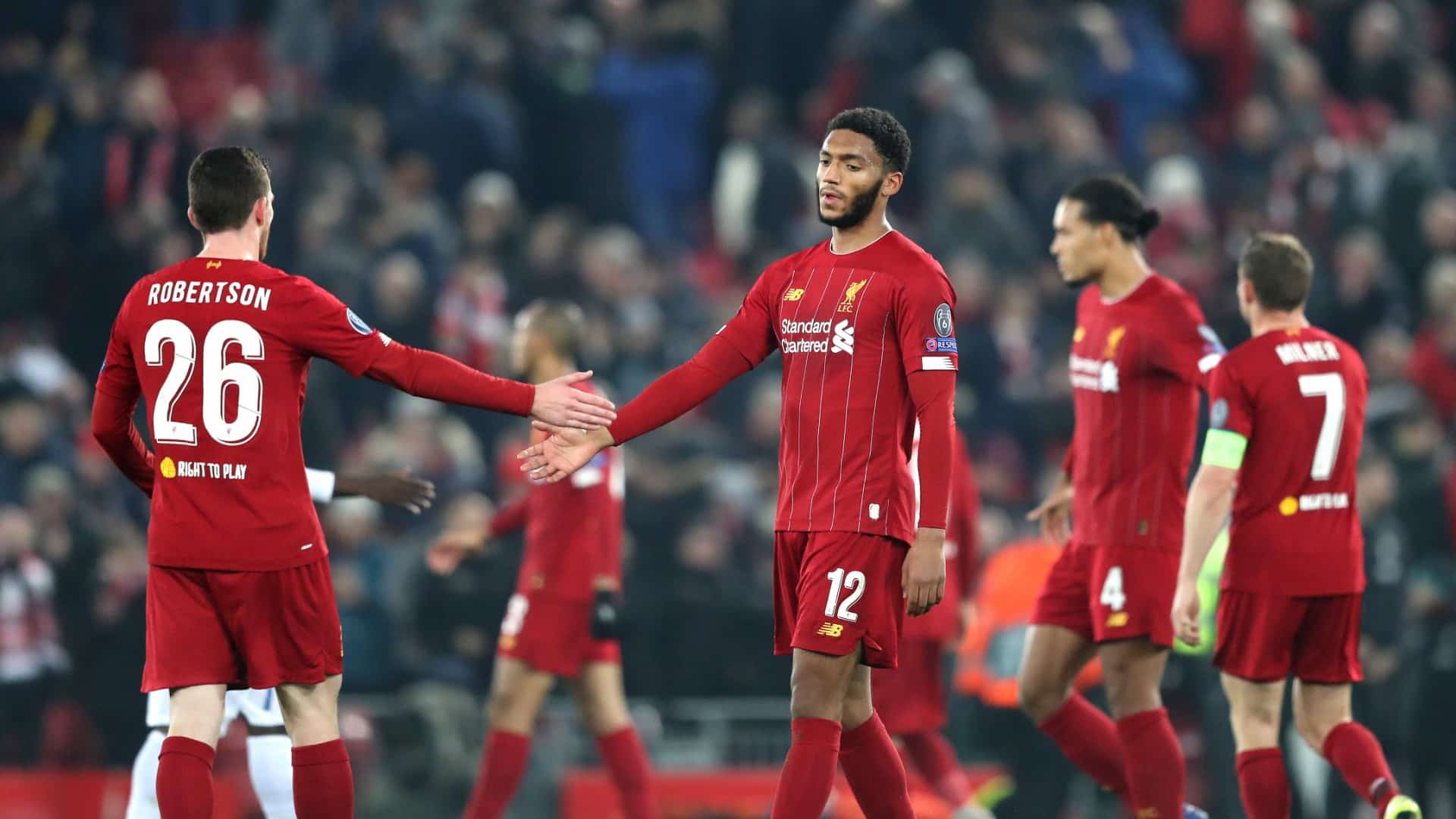 Liverpool flertou com o perigo, mas venceu e, com empate do Napoli, assumiu a lideran&ccedil;a