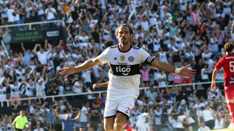 Veterano, artilheiro e &iacute;dolo: aos 38 anos, Santa Cruz faz quatro gols pelo Olimpia contra Cerro Porte&ntilde;o