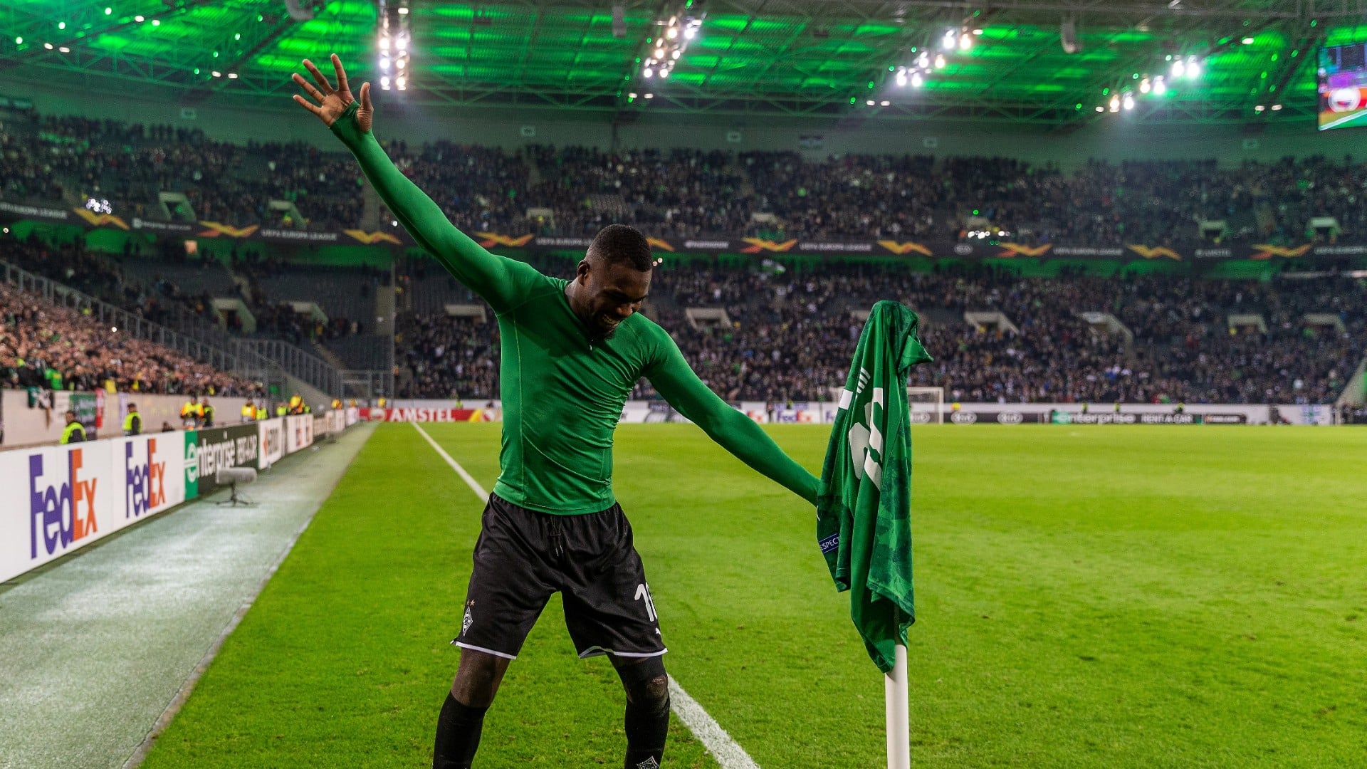 Defesa da Roma vacilou, e Marcos Thuram arrancou vit&oacute;ria ao Gladbach no ato final