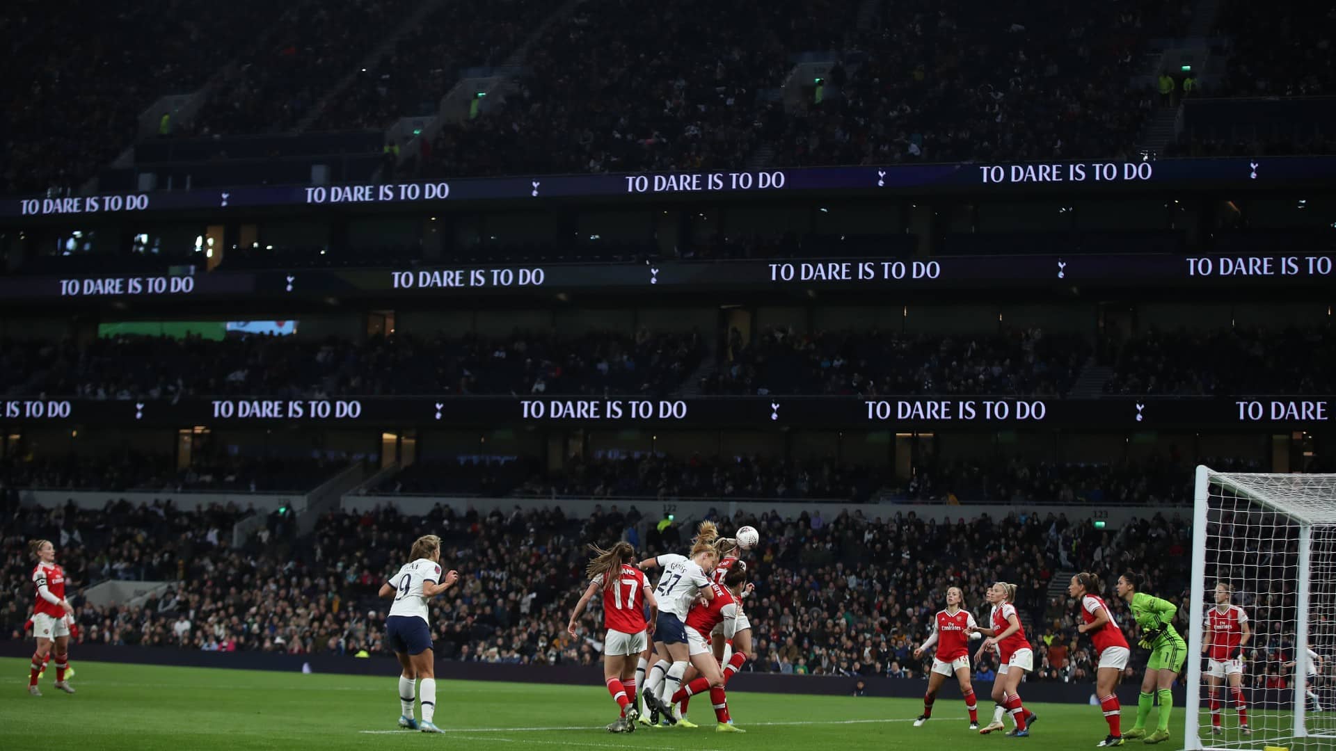 Fim de semana do futebol feminino na Inglaterra teve cl&aacute;ssicos e mais de 70 mil pessoas nas arquibancadas