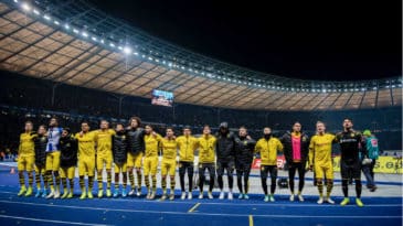 Dortmund resiste a segundo tempo com um a menos para vencer o Hertha e, por ora, salvar Lucien Favre