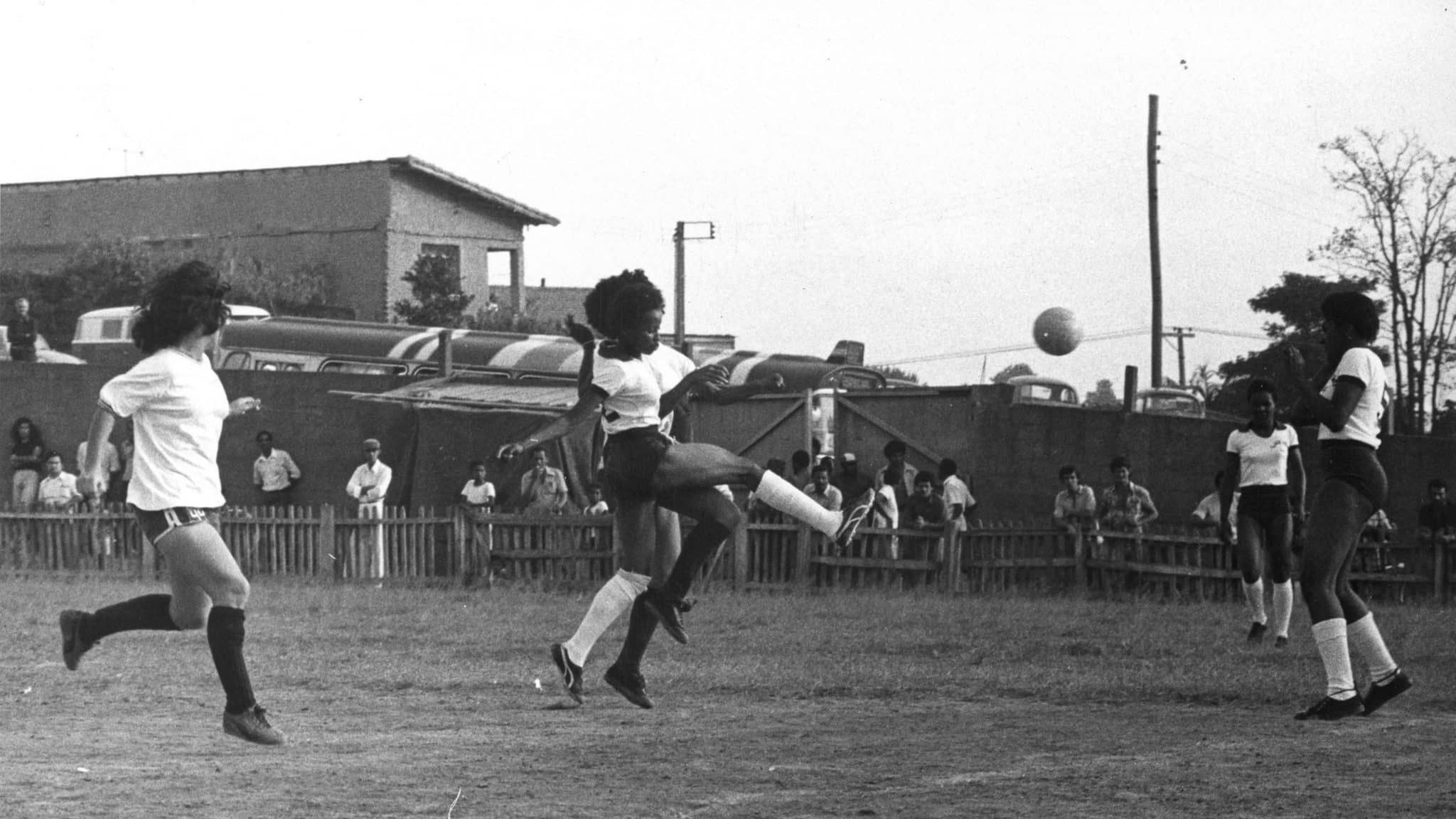 Caminhos do futebol feminino brasileiro: para mudar um sistema impregnado de pr&aacute;ticas obscuras, s&oacute; o destruindo