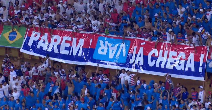 No Cl&aacute;ssico-Rei vencido pelo Fortaleza, a censura do &aacute;rbitro a uma faixa contra o VAR deu mais visibilidade ao protesto