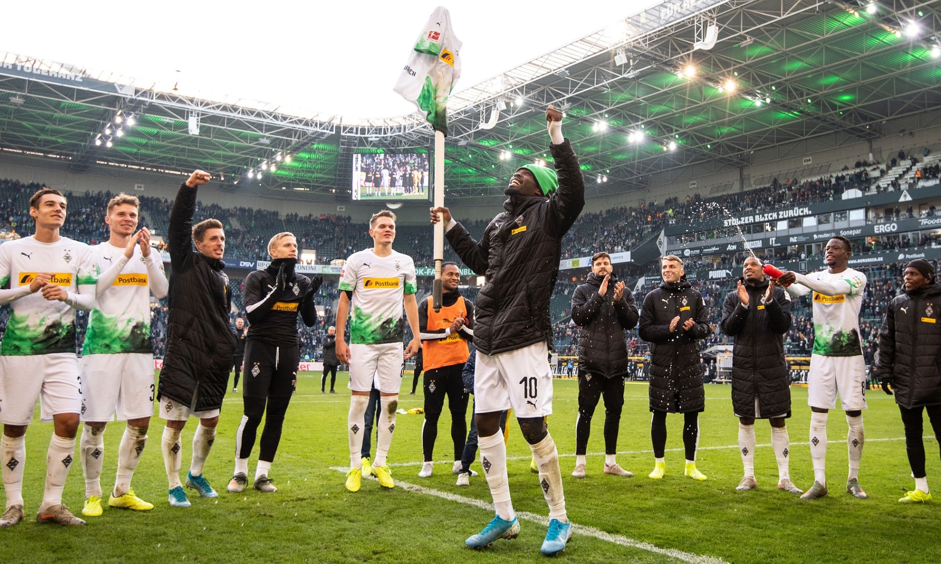 O l&iacute;der segue: Gladbach bate Bremen e permanece na ponta pela quinta rodada consecutiva