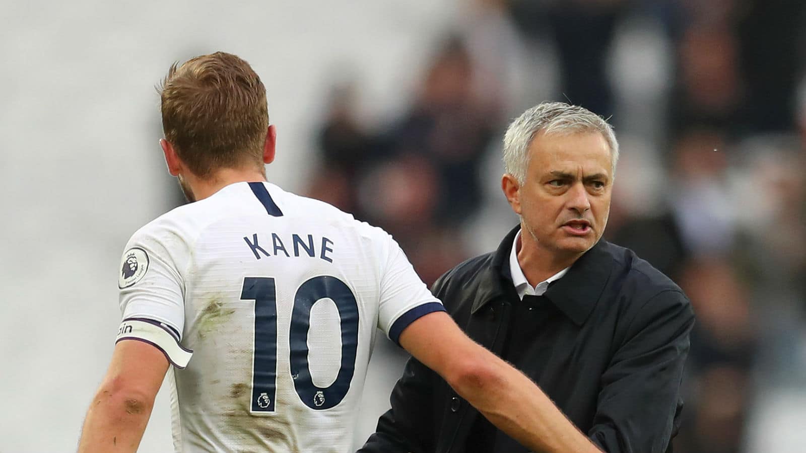 Kane cumprimenta Mourinho
