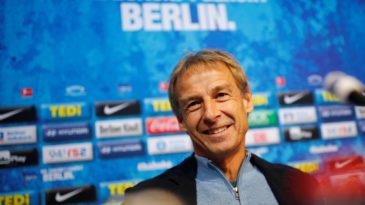 Klinsmann está de volta à beira do campo e vai tentar salvar o Hertha Berlim na Bundesliga