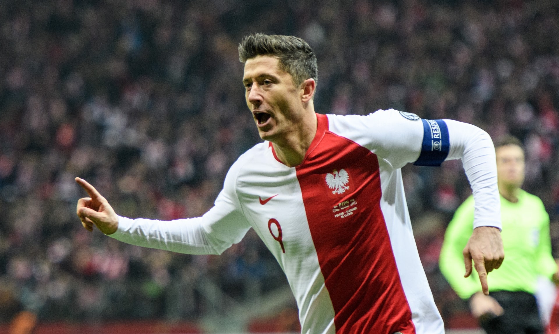 Lewandowski anda t&atilde;o iluminado que at&eacute; show de dribles deu, no jogo em que Piszczek se despediu da sele&ccedil;&atilde;o