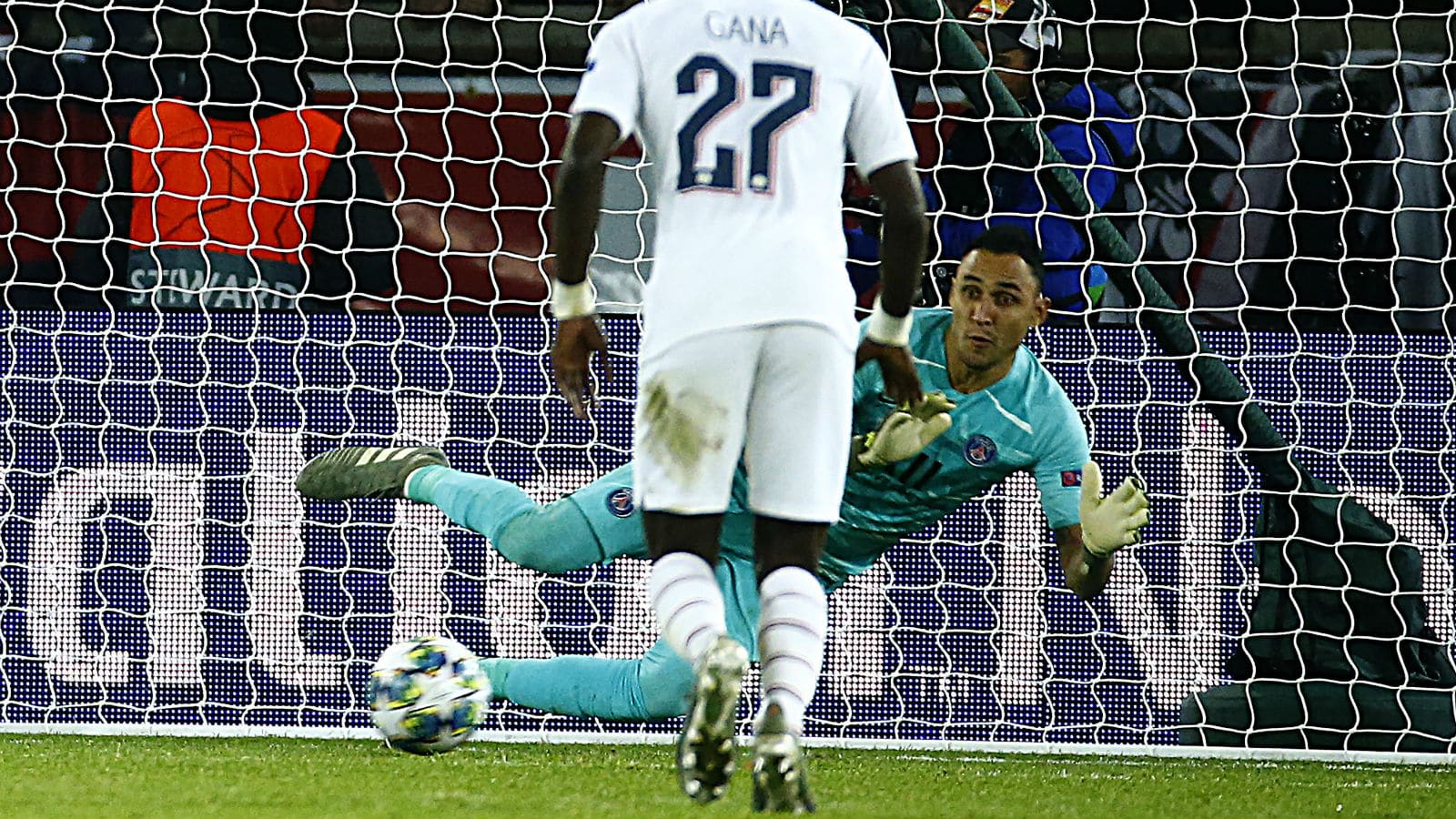 Navas pega p&ecirc;nalti para classificar o PSG na Champions &ndash; e evitar resultado t&atilde;o decepcionante quanto a atua&ccedil;&atilde;o