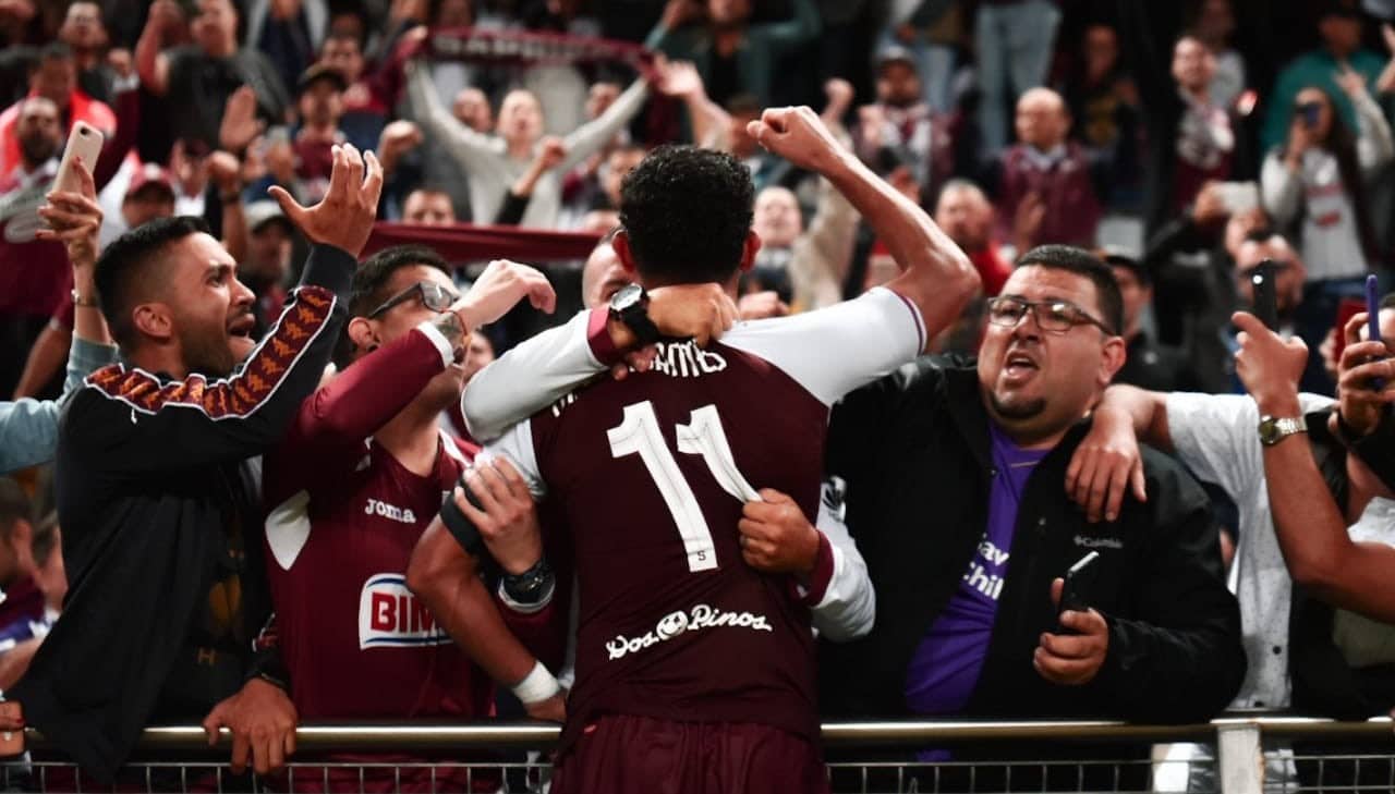 Com dois gols ap&oacute;s os 44 do 2&deg; tempo, o Saprissa arrancou uma das classifica&ccedil;&otilde;es mais &eacute;picas do ano