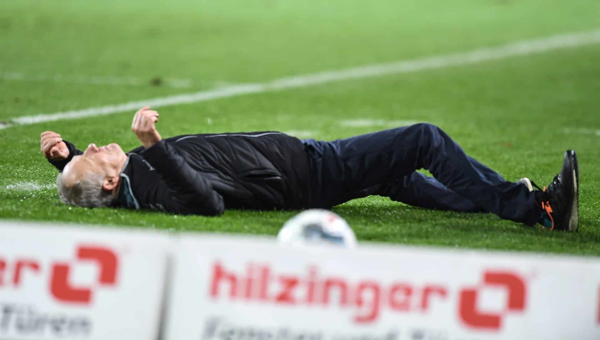 Na Bundesliga, capit&atilde;o do Frankfurt foi expulso por dar um &ldquo;tackle&rdquo; no t&eacute;cnico do Freiburg