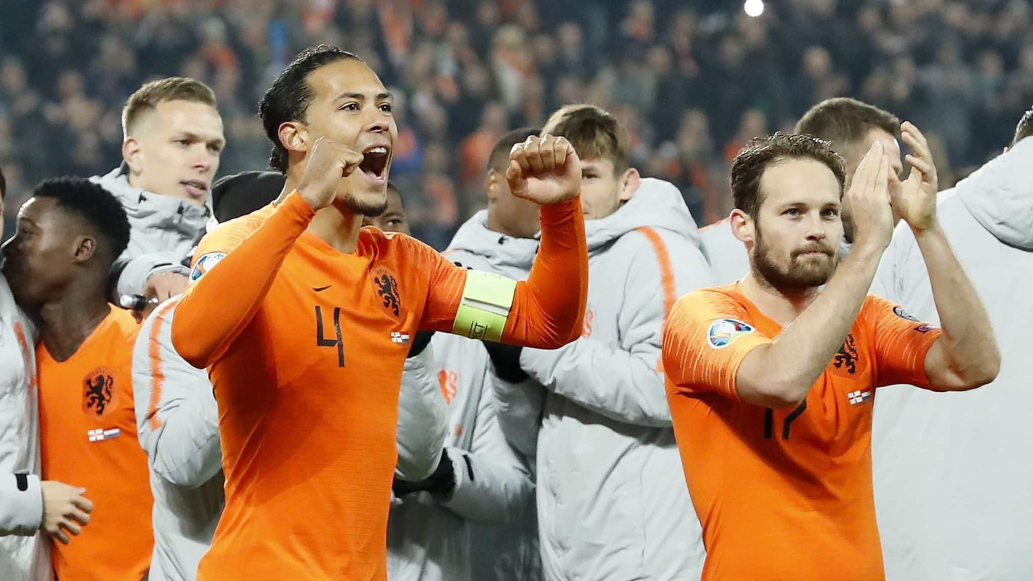 Holanda n&atilde;o brilhou, mas conseguiu o empate que precisava para voltar &agrave;s grandes competi&ccedil;&otilde;es