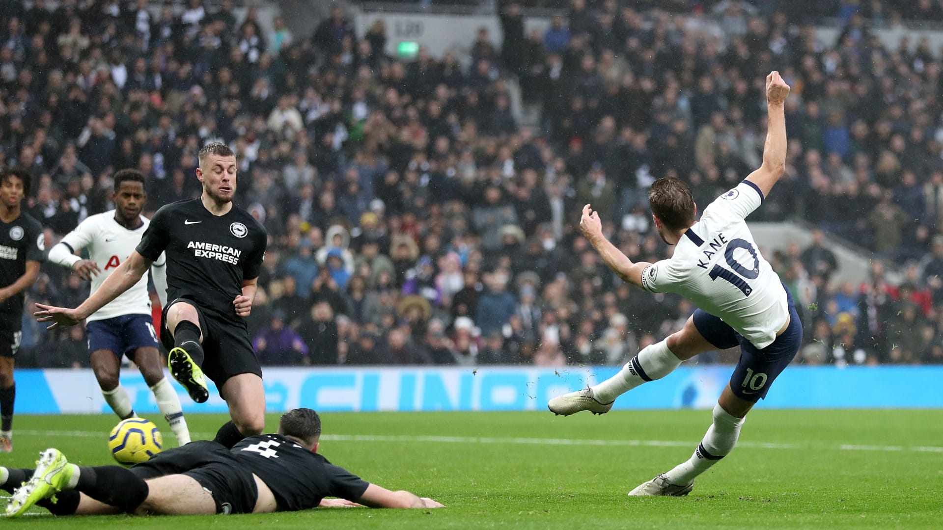 Kane e Eriksen foram decisivos para Tottenham virar sobre o Brighton, mesmo sem jogar bem