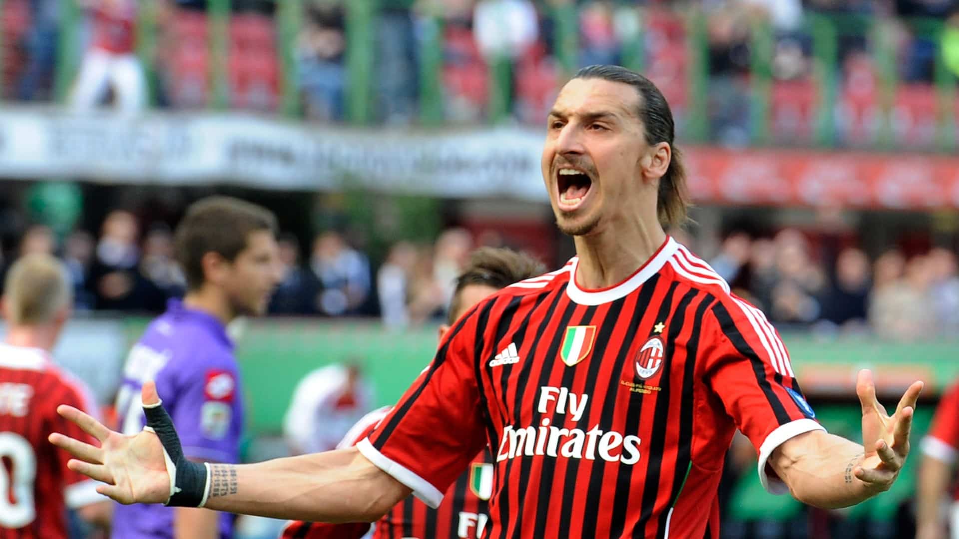 Milan anuncia Ibrahimovic que, aos 38 anos, &eacute; uma aposta interessante para os dois lados