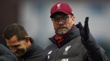 Profissionais de saúde cantam “You’ll Never Walk Alone” na UTI de hospital e Klopp pede a torcedores: fiquem em casa