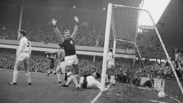 [It’s a Goal] O adeus a Martin Peters, meia campeão do mundo e à frente de seu tempo