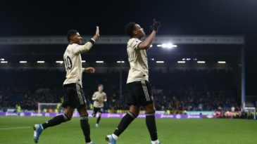 Martial e Rashford lideram ascensão do Manchester United, que vence Burnley e sobe para 5º
