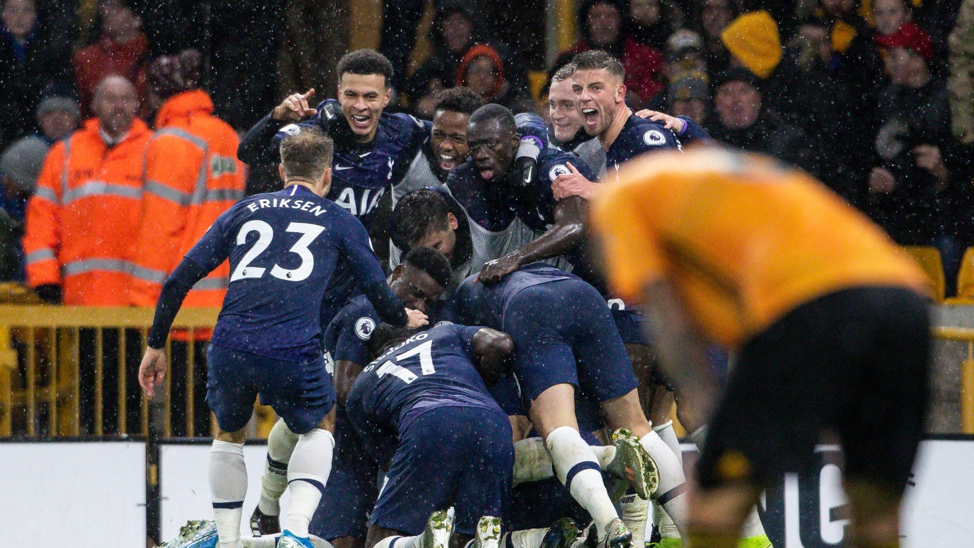Lucas Moura fez um belo gol, mas foi Vertonghen quem garantiu mais uma vit&oacute;ria ao Tottenham de Mourinho