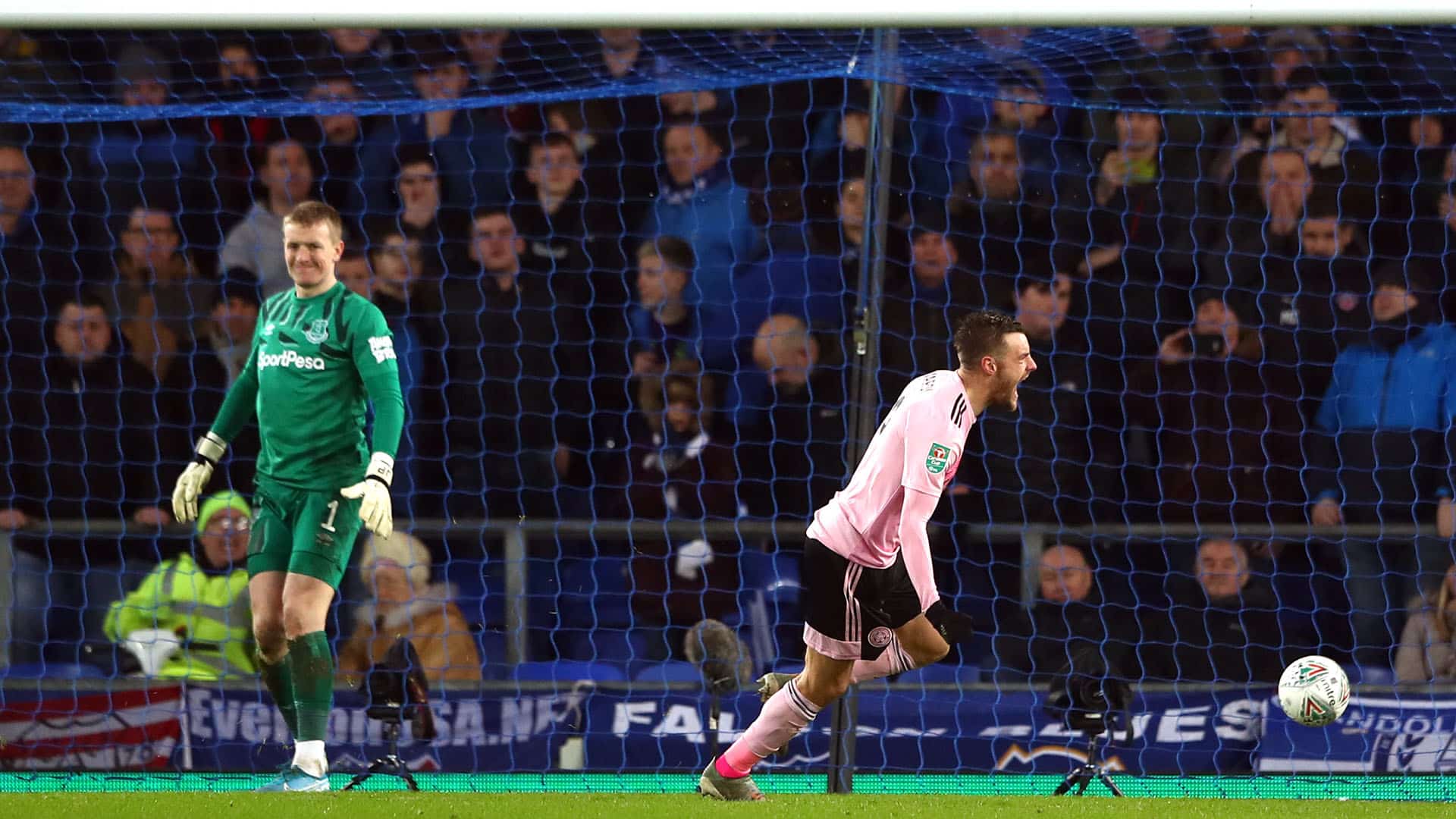 Everton sai perdendo por 2 a 0, arranca empate nos acr&eacute;scimos, mas perde do Leicester nos p&ecirc;naltis