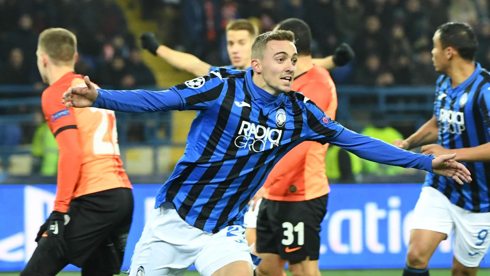 Da lanterna &agrave; gl&oacute;ria em minutos, Atalanta vence e vai &agrave;s oitavas em sua primeira participa&ccedil;&atilde;o na Champions