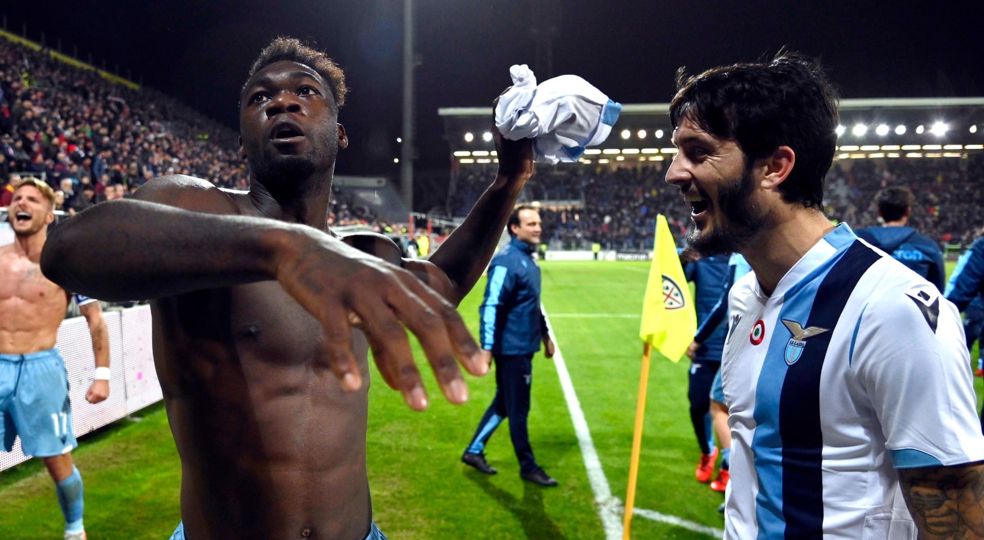 Com dois gols ap&oacute;s os 47 do segundo tempo, a Lazio arrancou uma inacredit&aacute;vel virada sobre o Cagliari