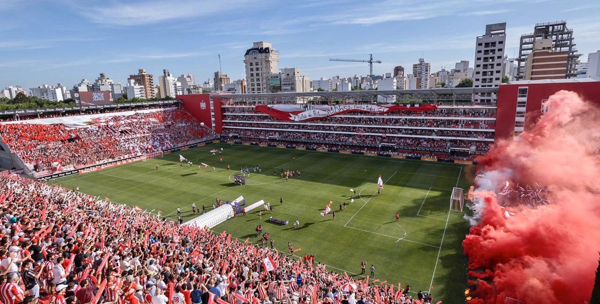 No primeiro jogo oficial em seu reerguido est&aacute;dio, o Estudiantes proporcionou um recebimento inesquec&iacute;vel