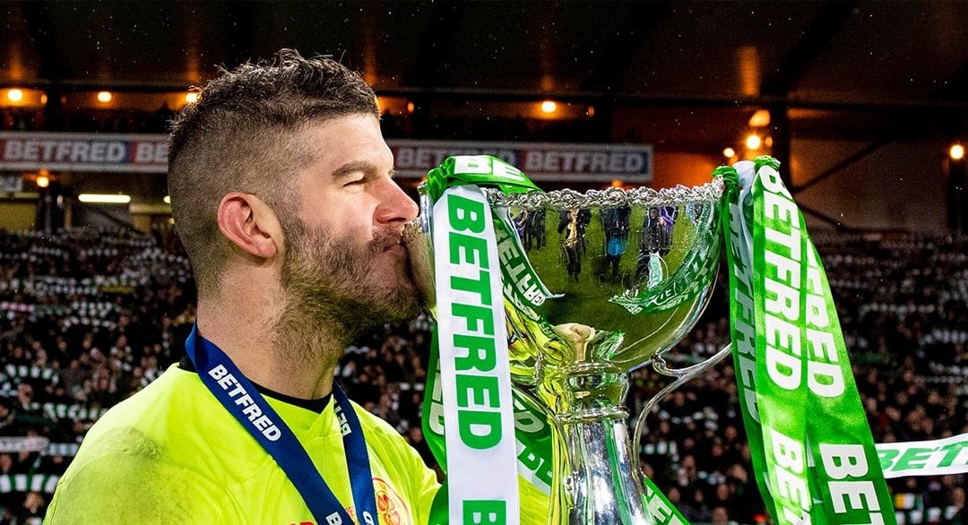 Monstruoso na final, Forster resistiu &agrave; press&atilde;o do Rangers e deu a Copa da Liga ao Celtic