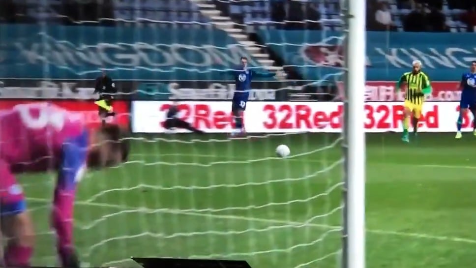 Goleiro parou para beber &aacute;gua, n&atilde;o viu a bola recuada e deu de gra&ccedil;a um tiro livre indireto ao West Brom