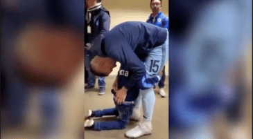 O abraço emotivo em um pequeno torcedor resume bem a grande história que Juanmi Callejón escreveu no Bolívar